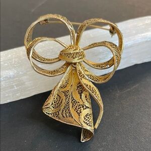 Vintage Elegant Gold  Tone Filigree Ribbon Bow Brooch